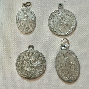 VTG Set Or 4 Medals Pendant Catholic Virgin Mary  Jesus Christ #11